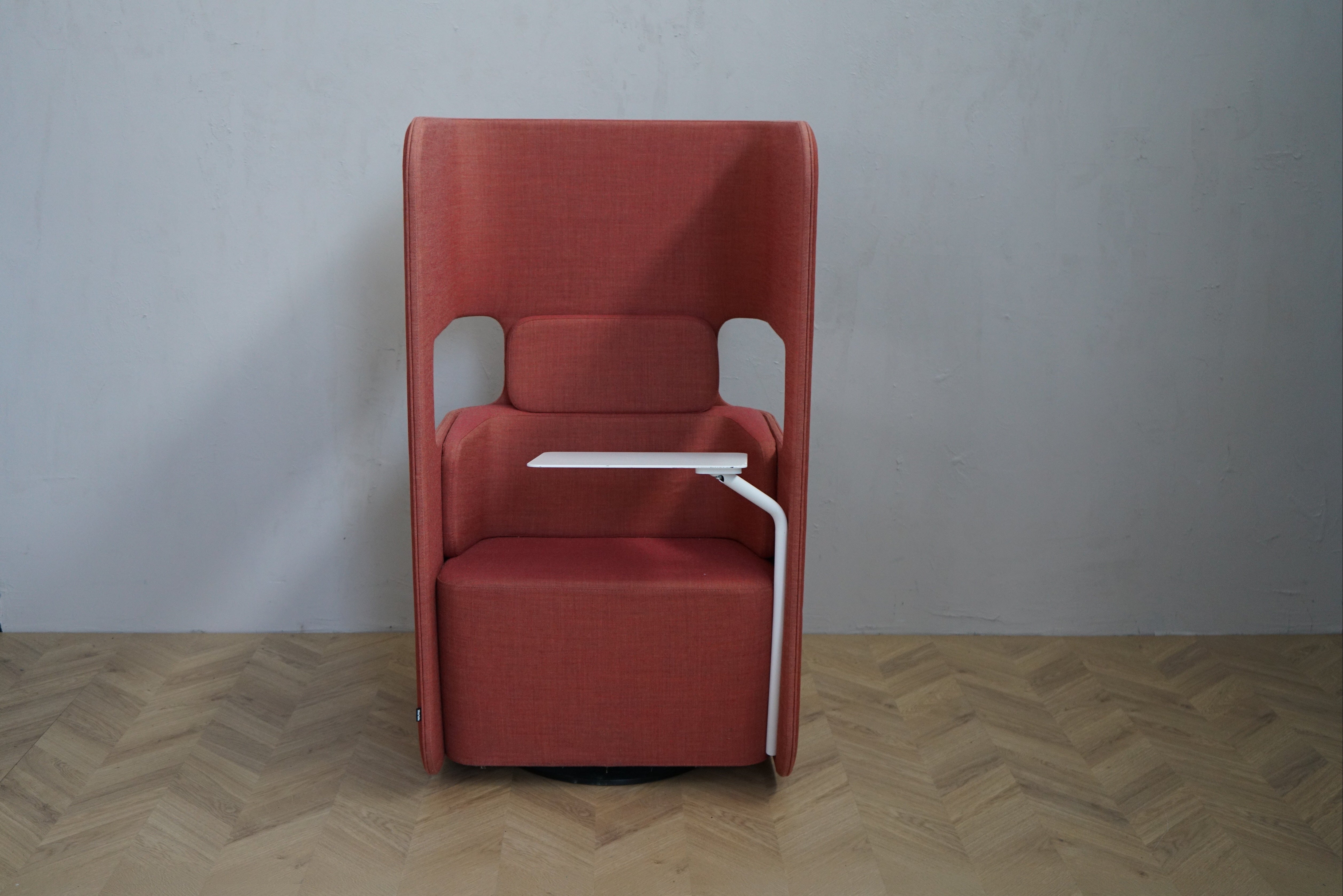 Martela PodSeat rød lænestol med høj skærm og laptopbord set forfra